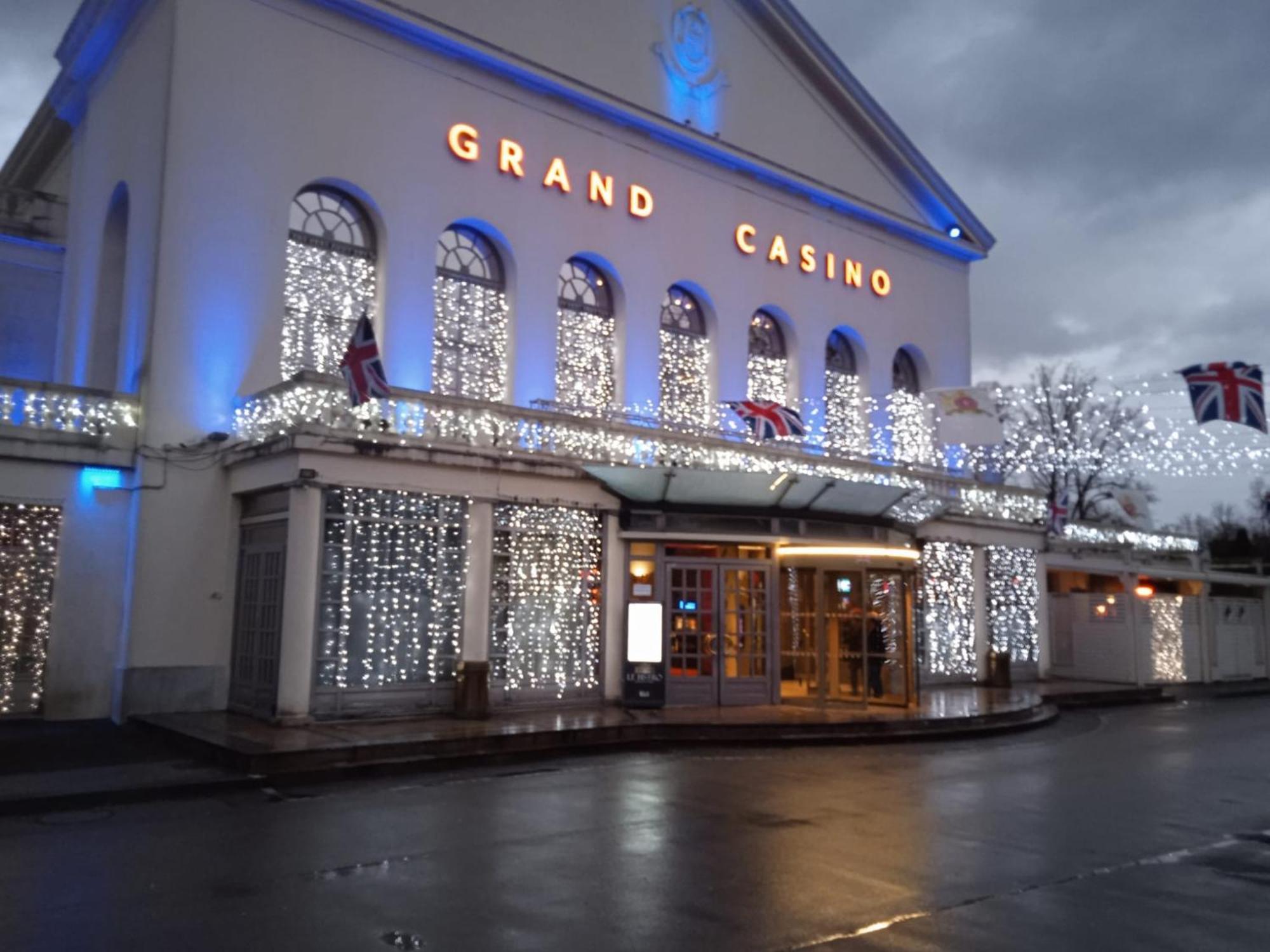 Au Charme Du Lac Espace Bien Etre Et Piscine Chauffe Proche Parc Et Restaurant Du Casino Forges-les-Eaux Bagian luar foto